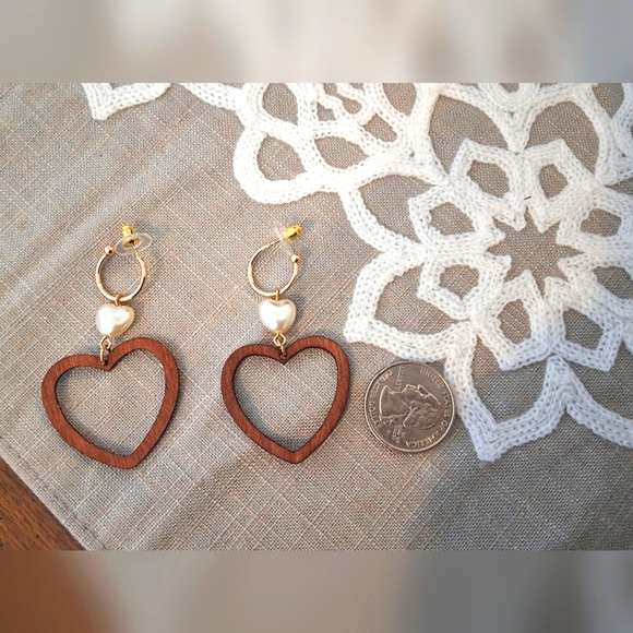 💥SALE💥NEW Wooden Hollowed Out Heart & Faux Pearl Heart Dangle Earrings - Picture 2 of 4